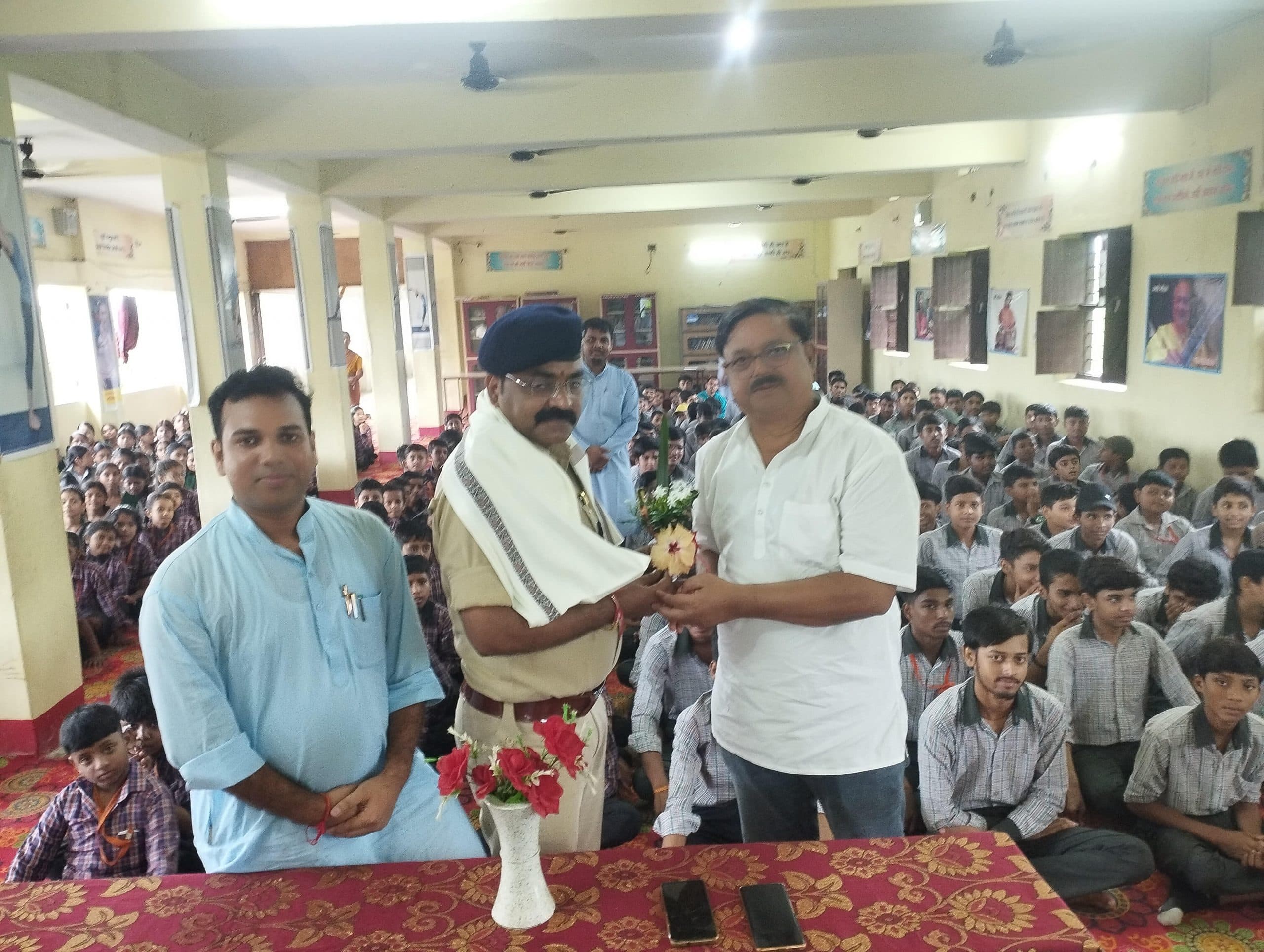 Samastipur News:छात्र-छात्राओं के स्कूली बैग में किताब नहीं, भविष्य रहता है : मनोज