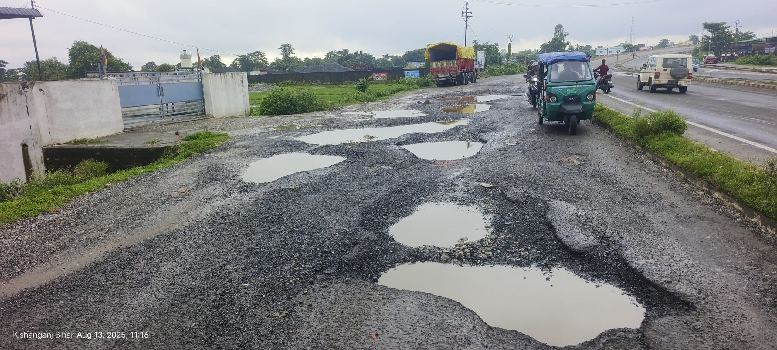 ठाकुरगंज आरओबी के सर्विस रोड के मरम्मत की मांग