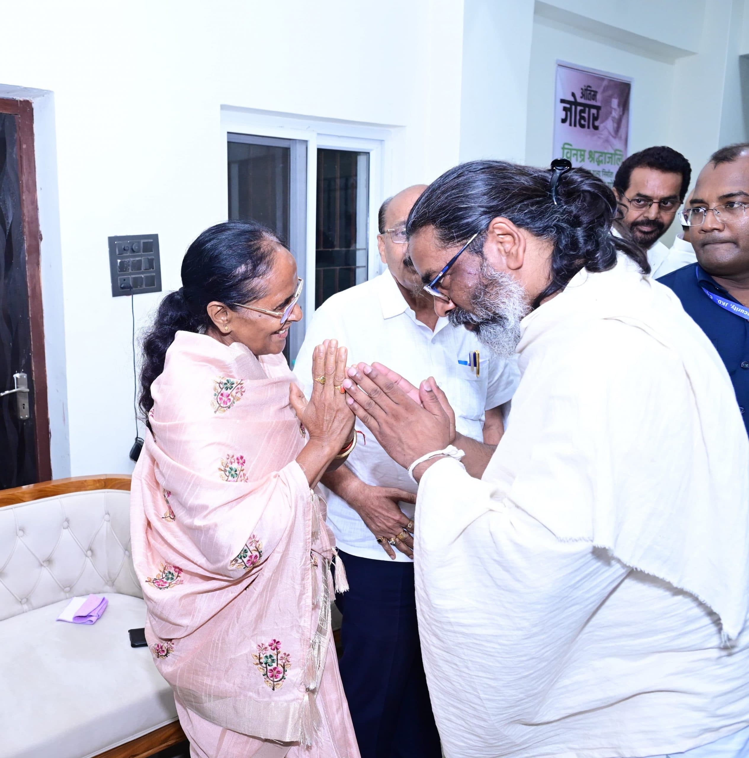 झामुमो नेत्री ने सीएम हेमंत सोरेन से की मुलाकात, दी सांत्वना