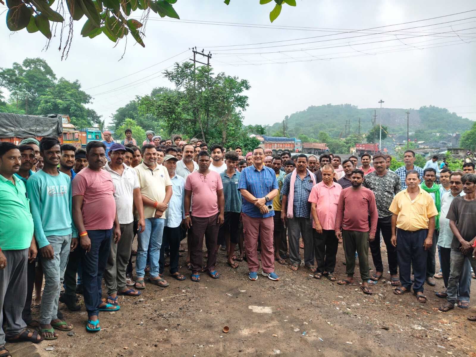 कैजुअल मजदूरों ने अपनी समस्याओं को लेकर पूर्व स्पीकर से की मुलाकात