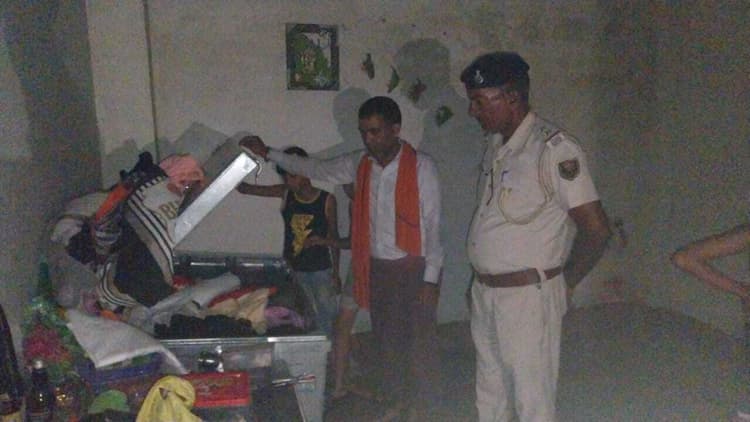 बंद घर में चोरी, 50 हजार नकद सहित एक लाख रुपये के जेवरात ले गये चोर