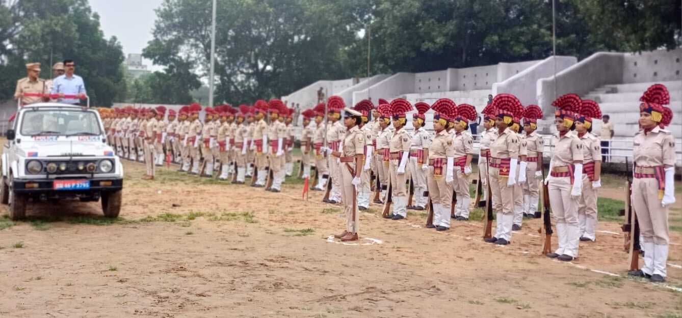स्वतंत्रता दिवस को लेकर पुलिस जवानों ने किया फूल ड्रेस रिहर्सल, दिखाया शौर्य
