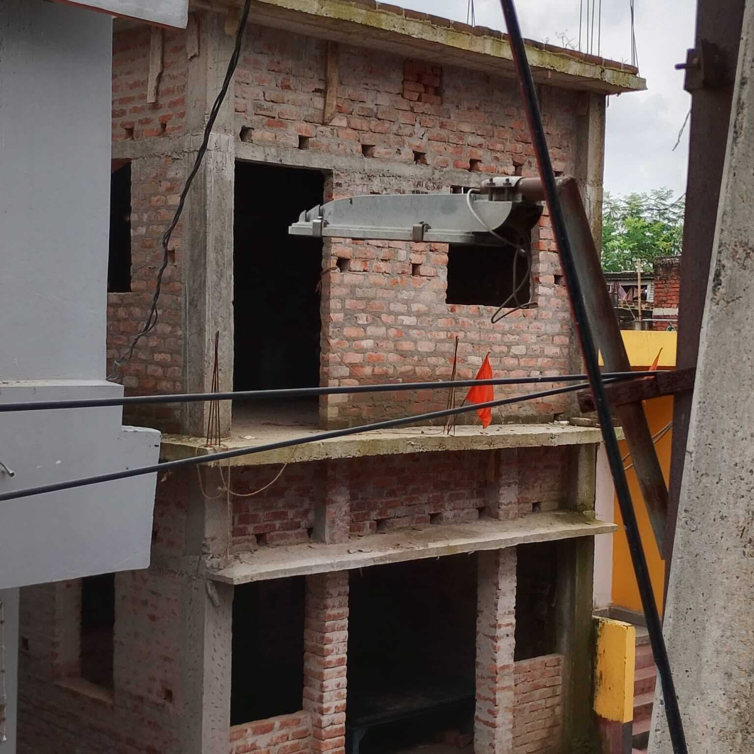 नप का कारनामा- टेंडर प्रक्रिया अधर में, दो मंजिले भवन की हो गयी ढलाई