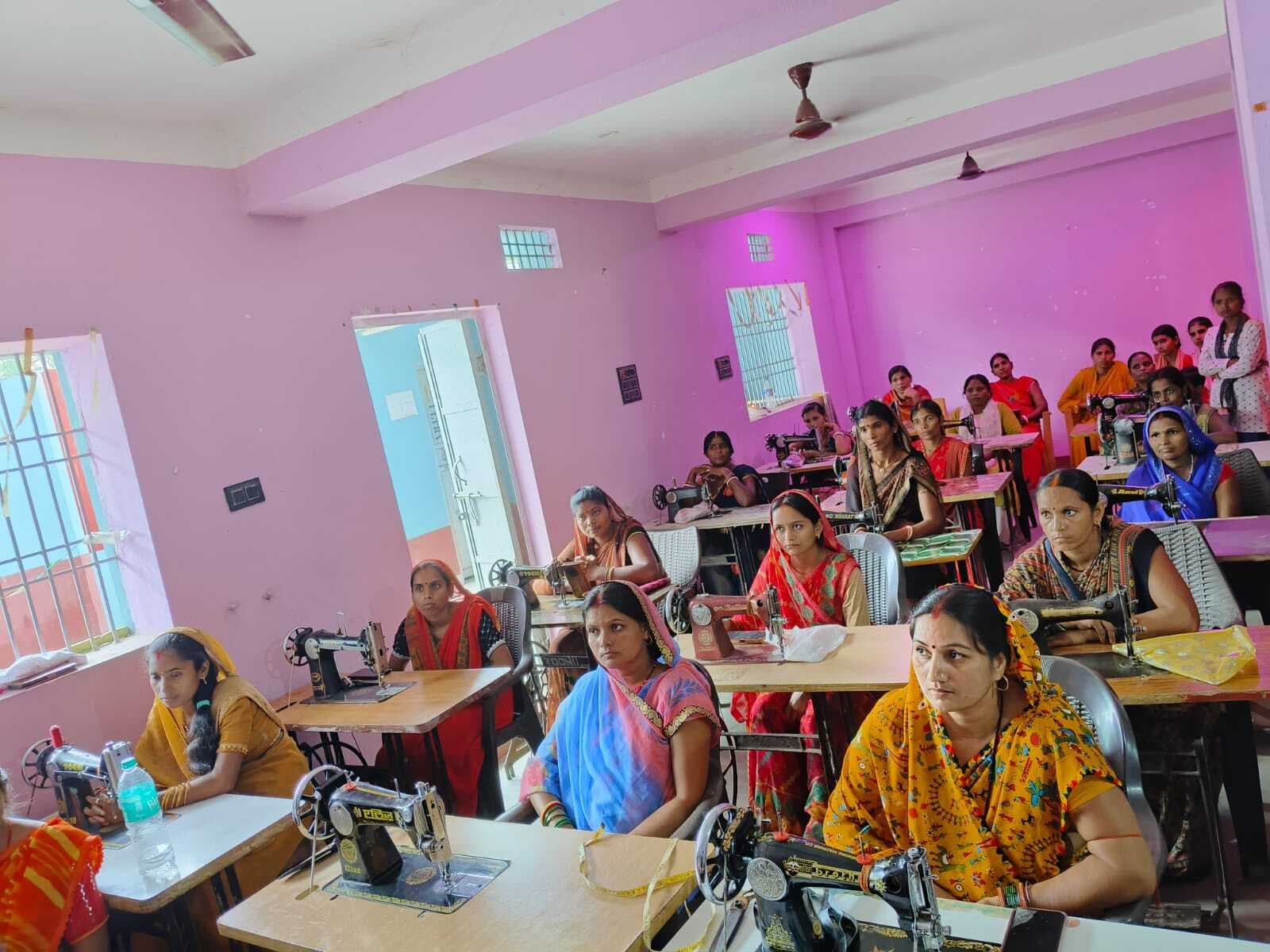 आंगनबाड़ी बच्चों की पोशाक तैयार करेंगी जीविका दीदियां