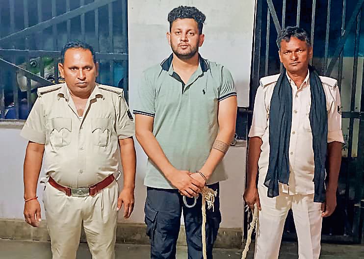 Gopalganj News : बिहार एसटीएफ ने दमन से गिरफ्तारी के बाद कुख्यात निरंजन शाही को सौंपा, इंजीनियर प्रखर दूबे की हत्या में भेजा गया जेल