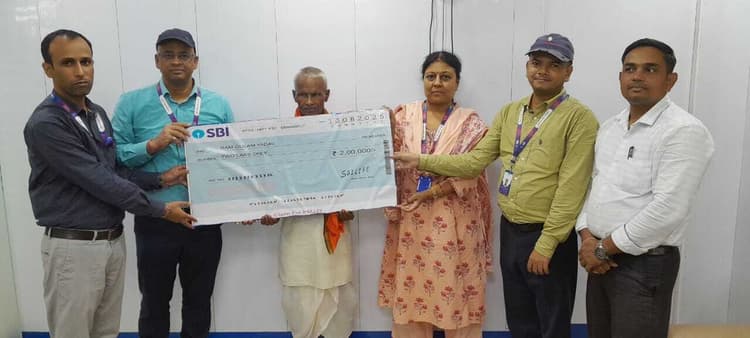 Madhubani News : पीएम जीवन ज्योति बीमा योजना से गया 2 लाख का चेक