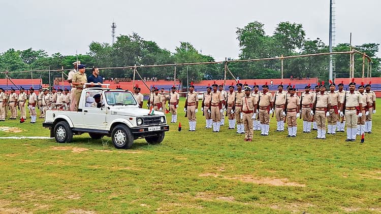 Seraikela Kharsawan News : मुख्य समारोह में जिले की सात टुकड़ियां देंगी तिरंगे को सलामी