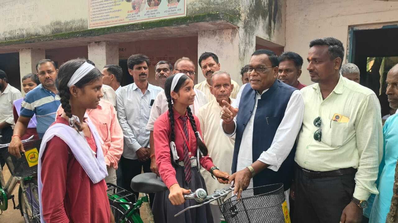 Giridih News :विधायक ने विद्यार्थियों के बीच किया साइकिल वितरण