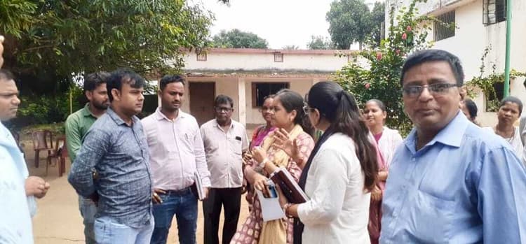 East Singhbhum News : विद्यालय की कई खिड़कियों के शीशे टूटे मिले, बस्ती में वृद्धाओं की समस्याएं सुनीं