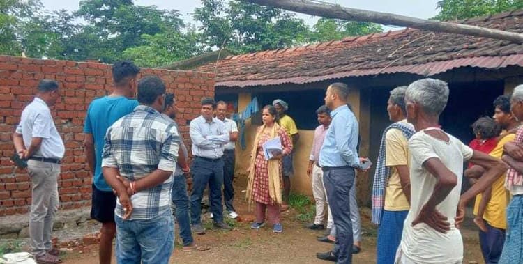 East Singhbhum News : सबर बस्ती में सरकारी योजनाओं की जांच जमीन कब्जामुक्त कराने की लगायी गुहार