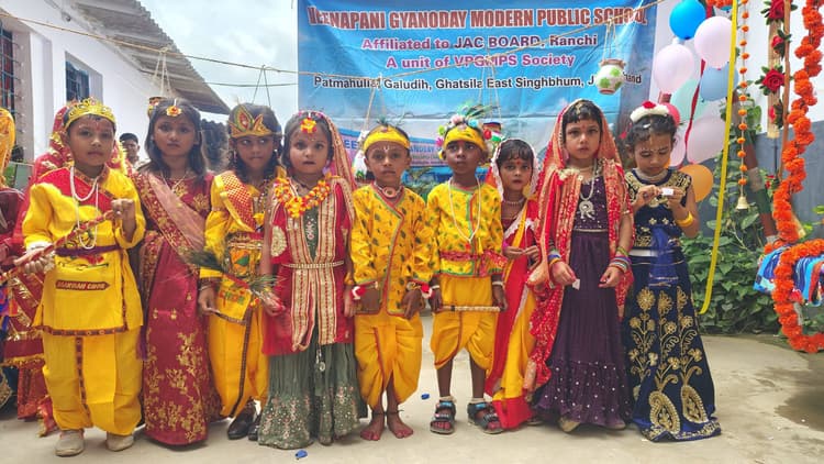 East Singhbhum News : राधा के वेश में ईशा बागती और कृष्ण में कृष्णा लोहार सर्वश्रेष्ठ