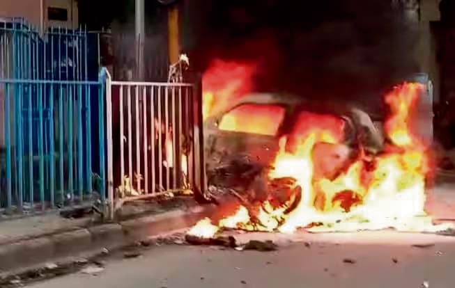 सॉल्टलेक: बेकाबू कार ने मारी टक्कर, आग लगने से बाइक चालक की मौत