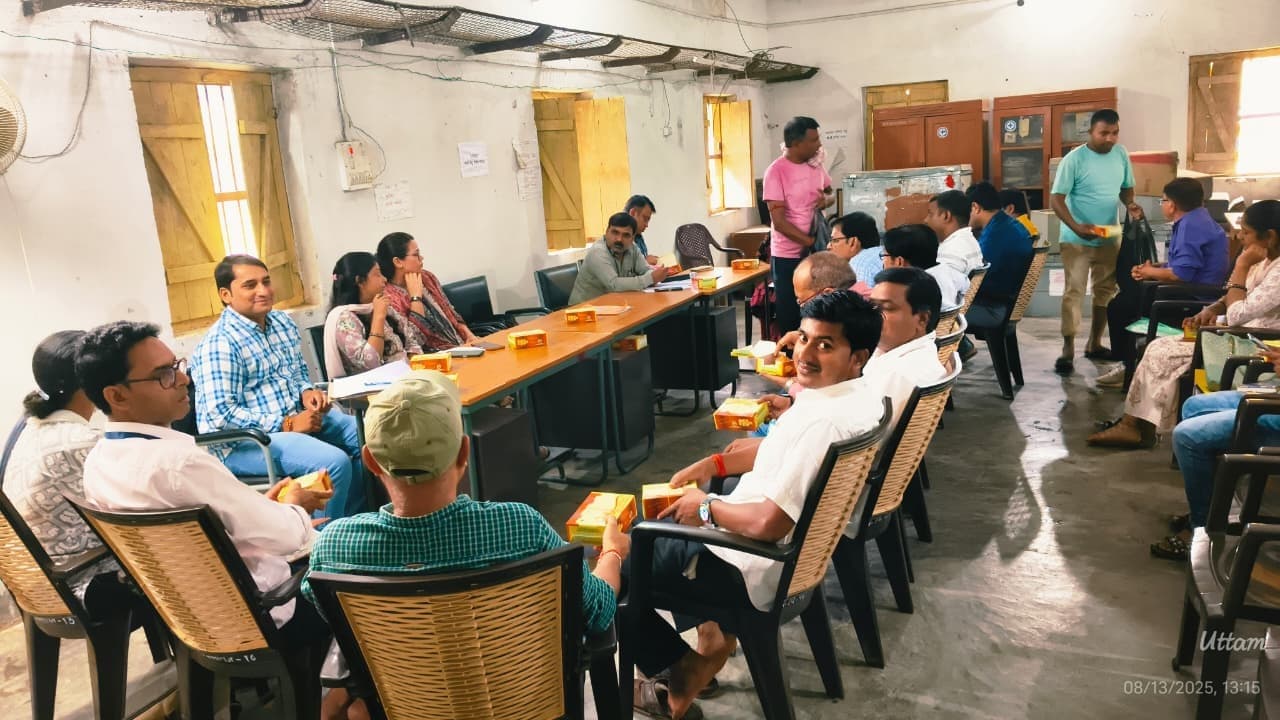 बीस सूत्री की बैठक में नहीं पहुंचे अधिकारी, हुआ हंगामा