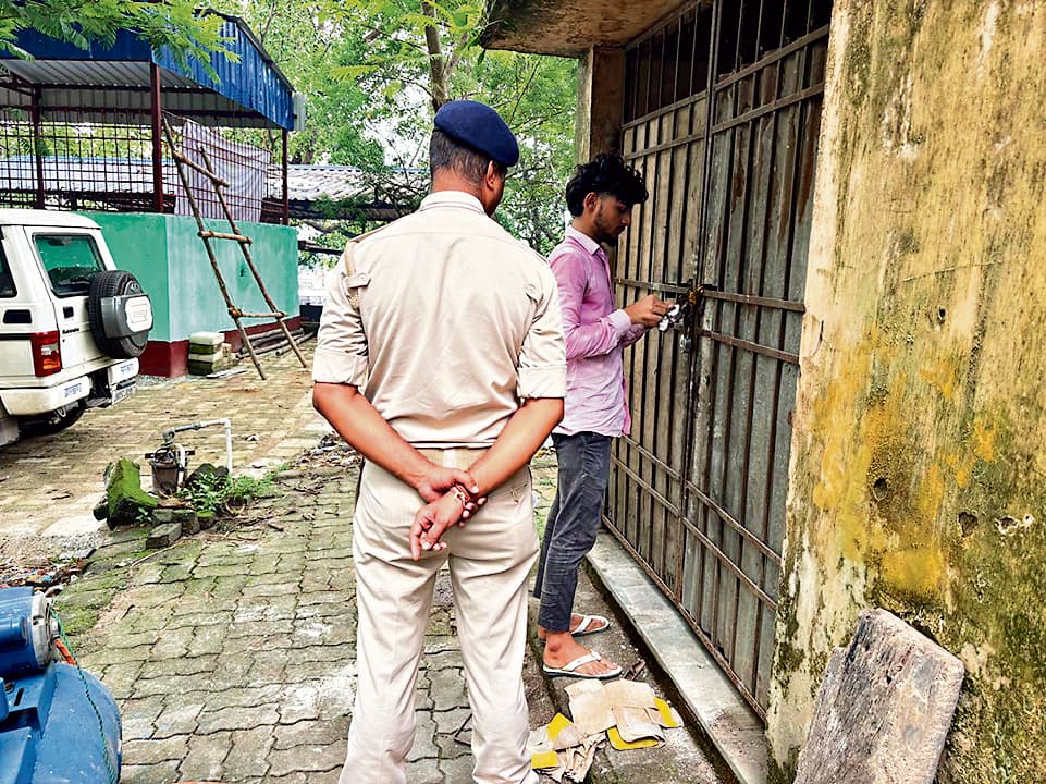 Jamshedpur News : साकची : शौचालय को कराया गया कब्जा मुक्त