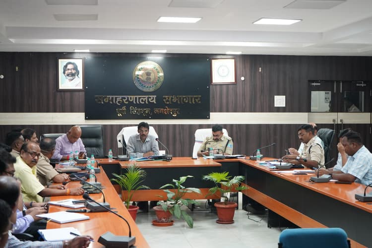 Jamshedpur News : अवैध मादक पदार्थ के तस्करों और विक्रेताओं पर करें कठोर कार्रवाई : डीडीसी