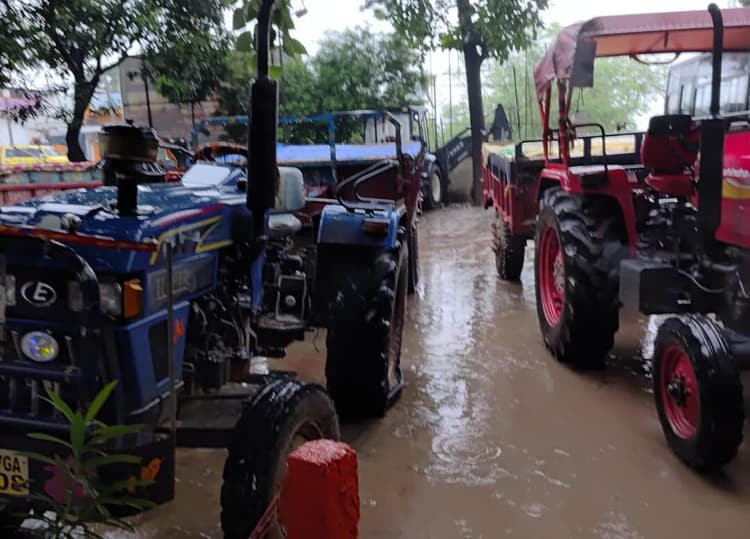 अवैध बालू खनन पर पुलिस का एक्शन, सात ट्रैक्टर जब्त