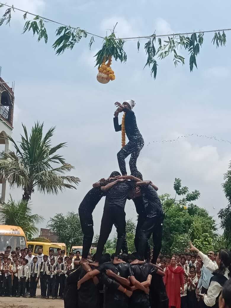 स्कॉटिश सेंट्रल स्कूल में धूमधाम से मटका फोड़ कार्यक्रम संपन्न