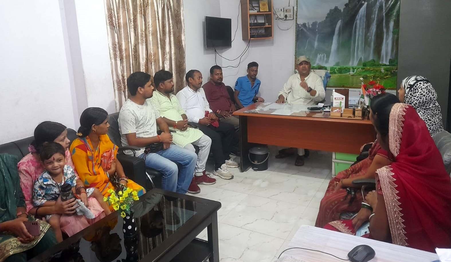 अभिभावक गोष्ठी में बच्चों के प्रगति रिपोर्ट पर हुई चर्चा