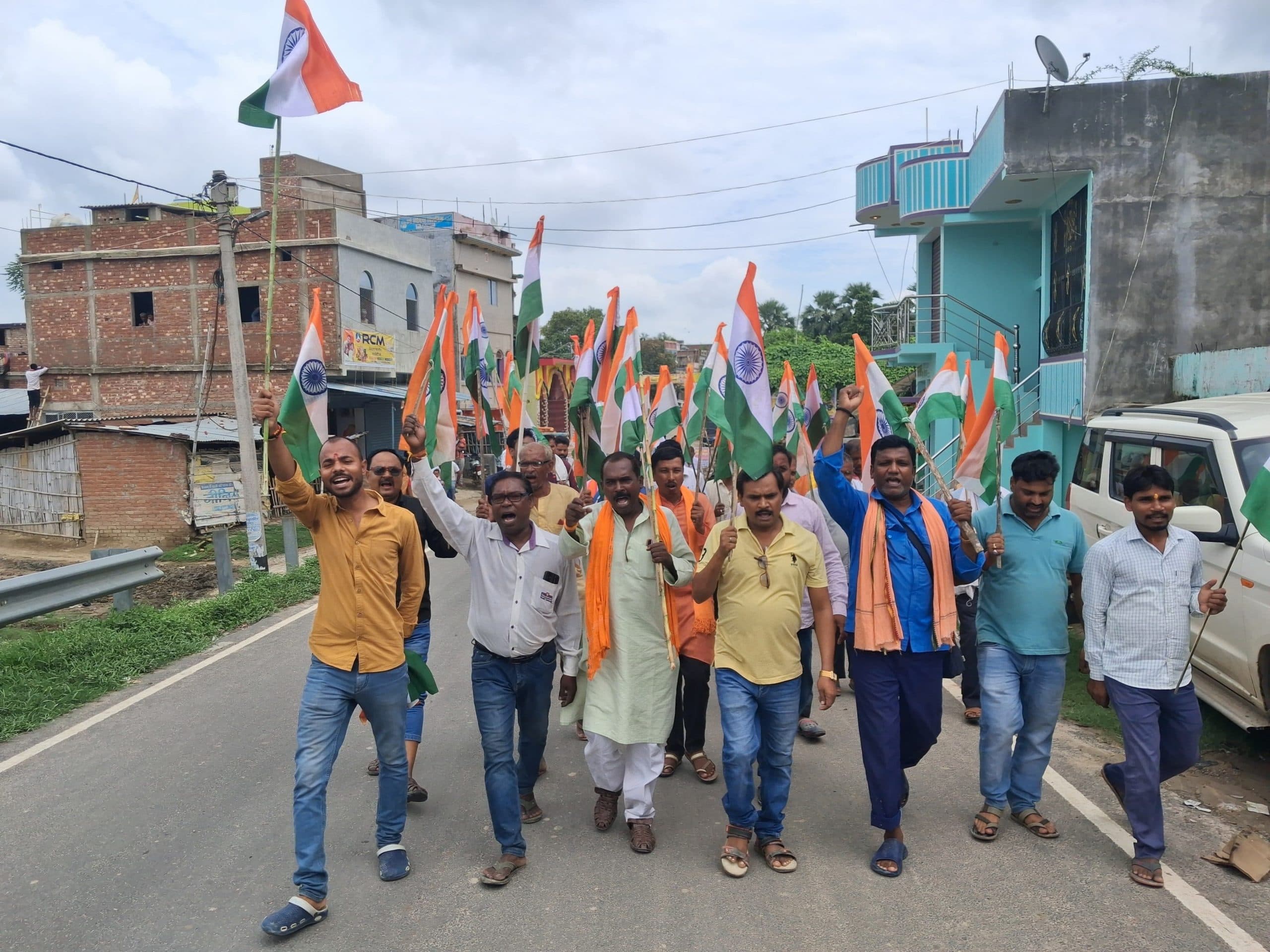 Samastipur News:तिरंगा यात्रा के दौरान देशभक्ति के नारों से गूंजा बाजार