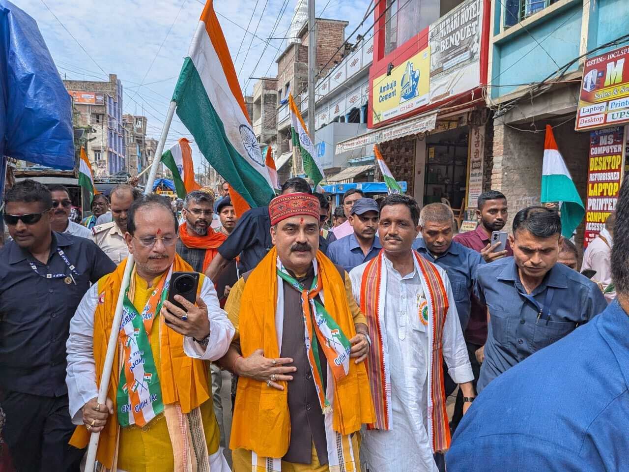 भाजपाइयों ने निकाली तीन सौ मीटर लंबी तिरंगा यात्रा