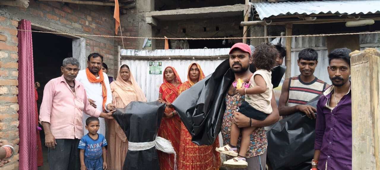 मनिहारी नगर में बाढ़ पीड़ितों को दिया गया पॉलीथिन