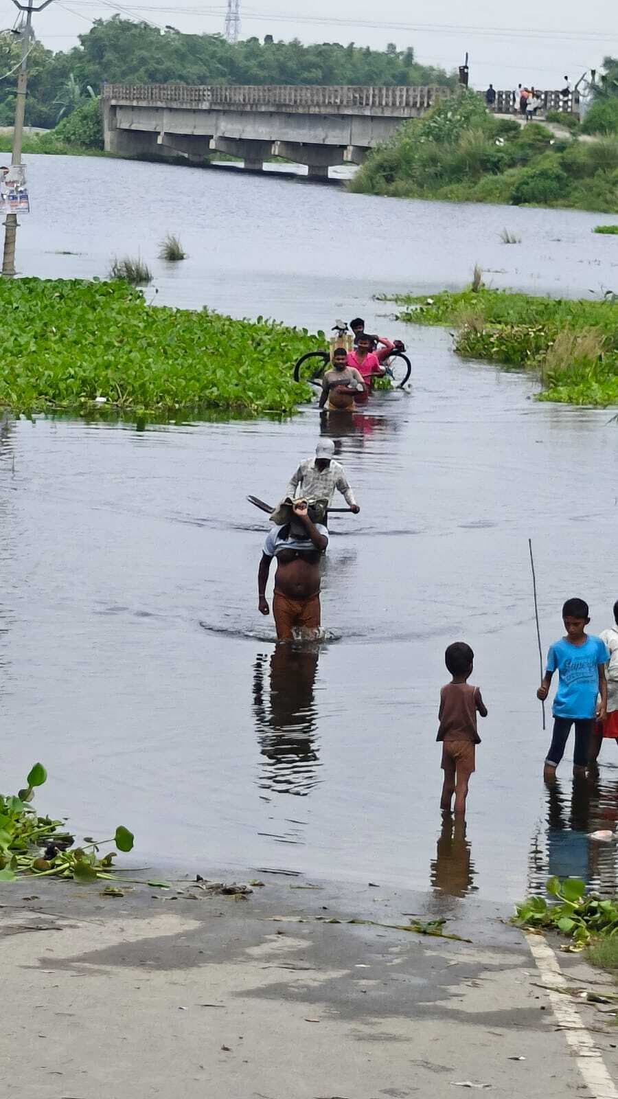 पेकहा देवकली गांव जाने वाली सड़क पर पांच फीट बह रहा पानी