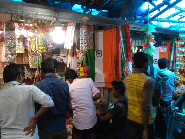 स्वतंत्रता दिवस को ले तिरंगा व सजावट के सामानों की जमकर हुई बिक्री