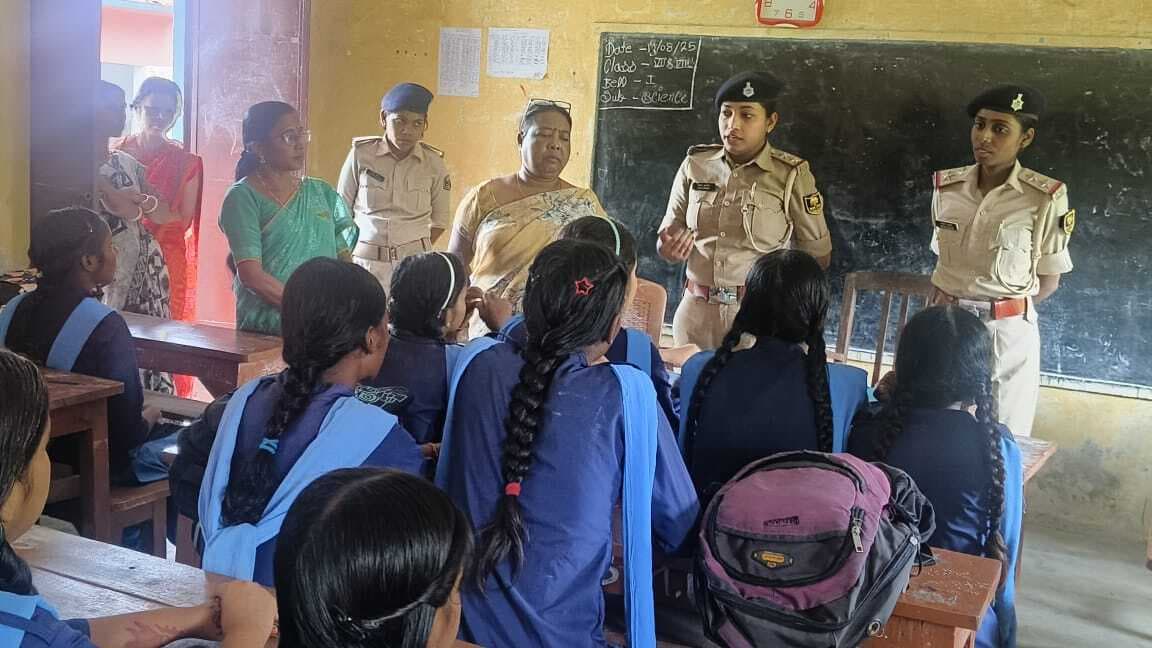 आदर्श मवि में महिला पुलिस पदाधिकारी ने छात्राओं से किया जनसंवाद