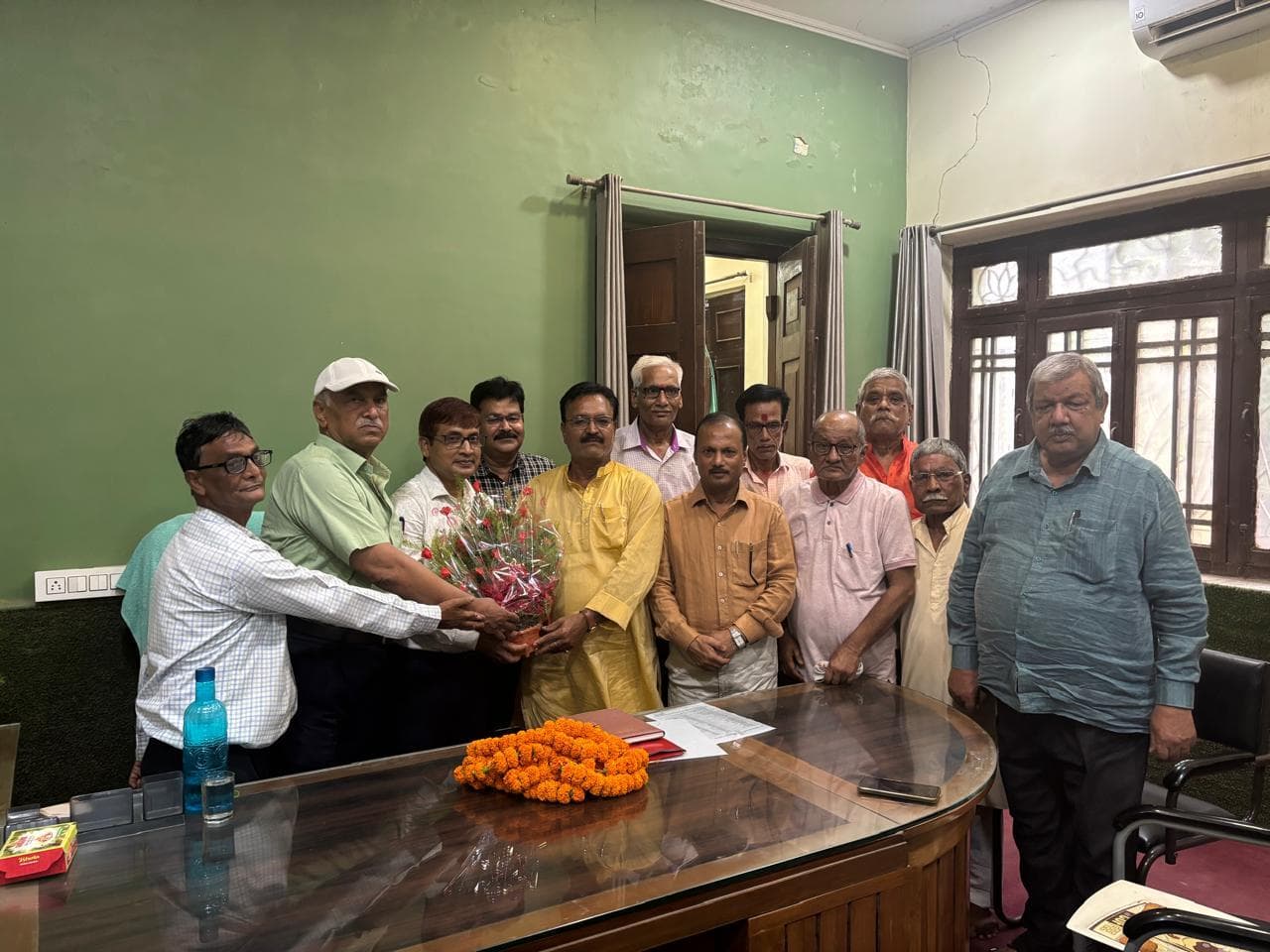 सेवानिवृत शिक्षक व कर्मचारियों ने डीएस कॉलेज के प्राचार्य को किया सम्मानित