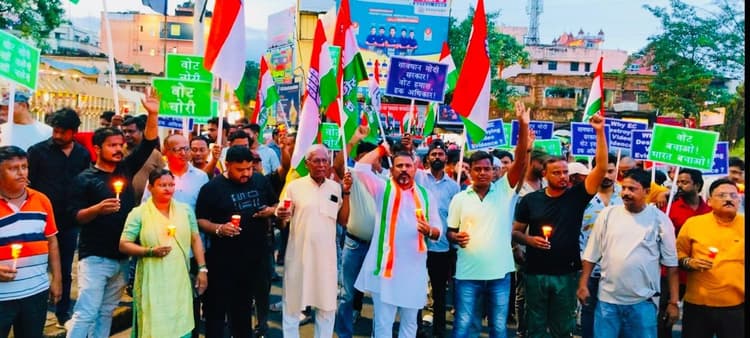Jamshedpur news. कांग्रेस ने चुनाव आयोग के खिलाफ निकाला कैंडल मार्च