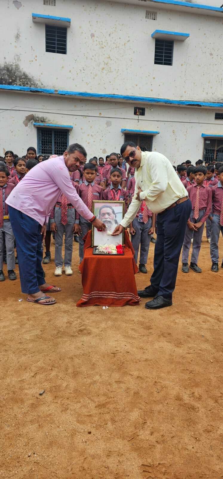 Deoghar news : स्कूलों में बच्चों व शिक्षकों ने दिशोम गुरु शिबू सोरेन को दी श्रद्धांजलि