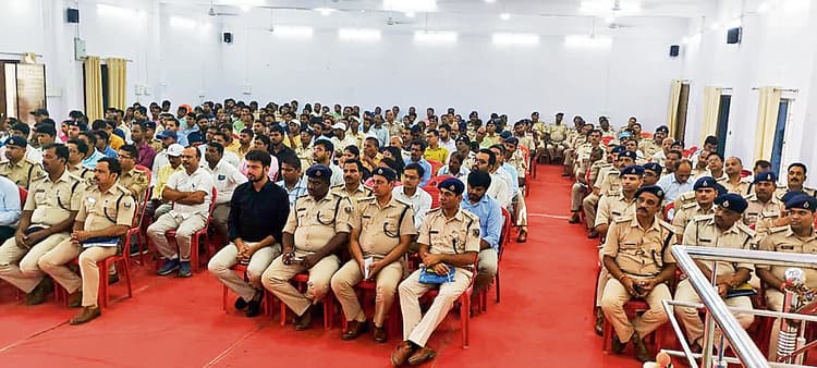 Siwan News : विधि-व्यवस्था बनाये रखने को लेकर प्रशासन ने दिये निर्देश