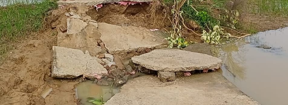 गिद्धौर महुलीगढ़ सरसा को जोड़ने वाली सड़क टूटी