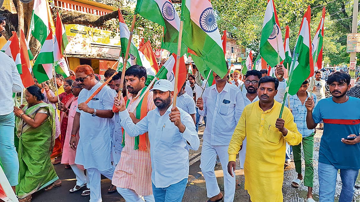 Siwan News : गुठनी में भाजपा ने निकाली तिरंगा यात्रा