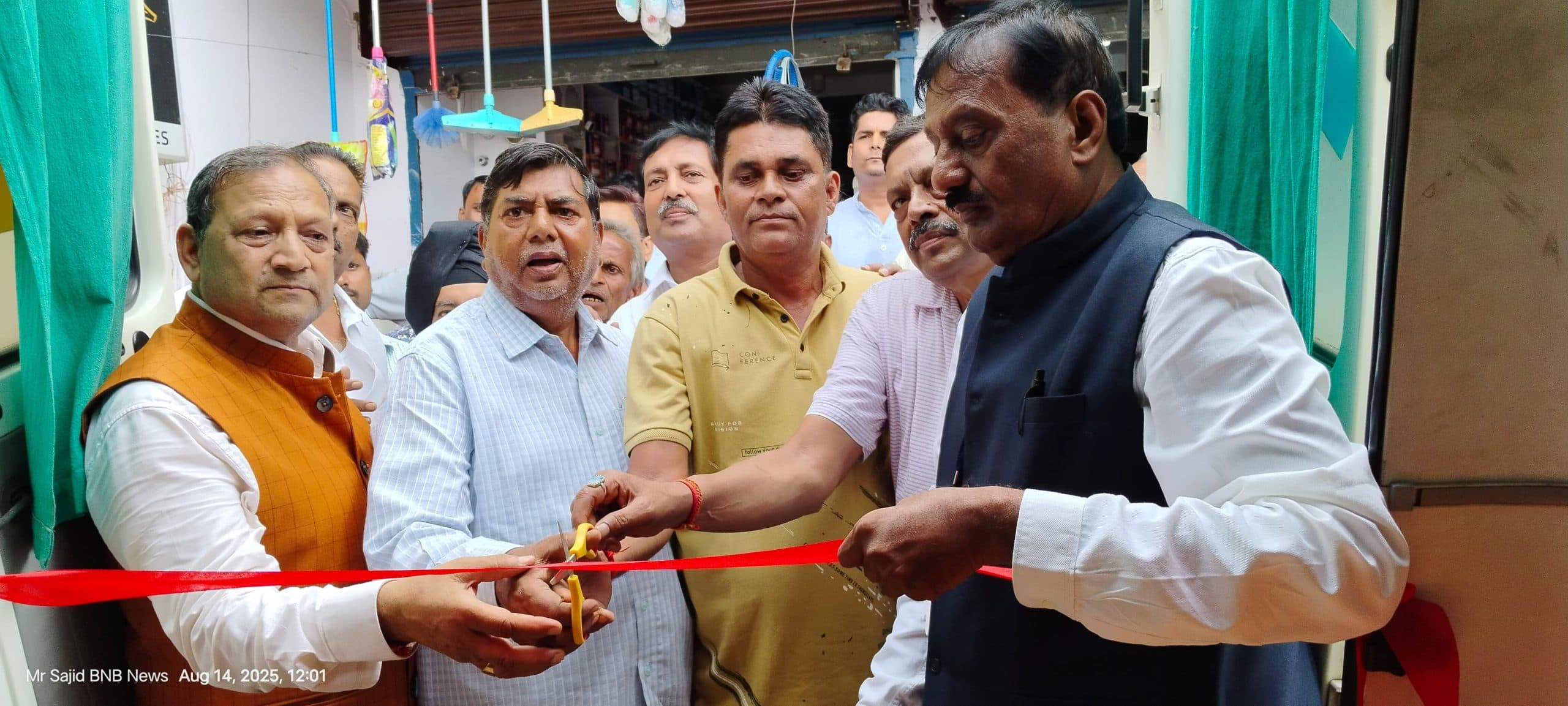 Giridih News :लायंस क्लब ने लगाया नेत्र जांच शिविर, छात्राओं में बांटे सेनेटरी पैड