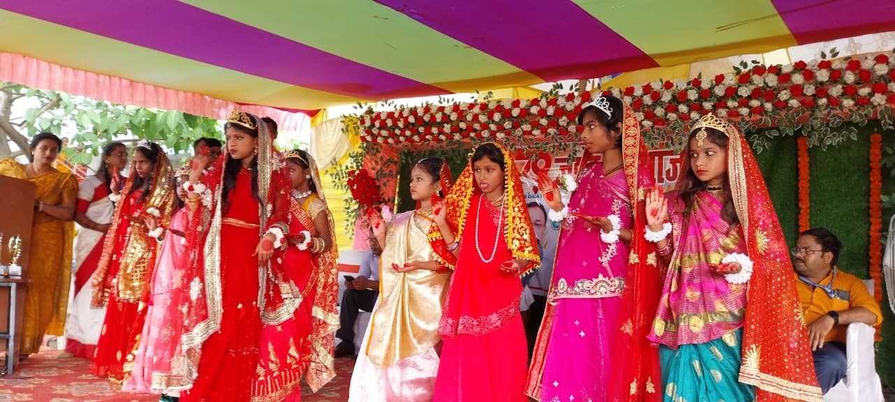 देश भक्ति गीत की प्रस्तुति से छात्राओं ने मोहा मन