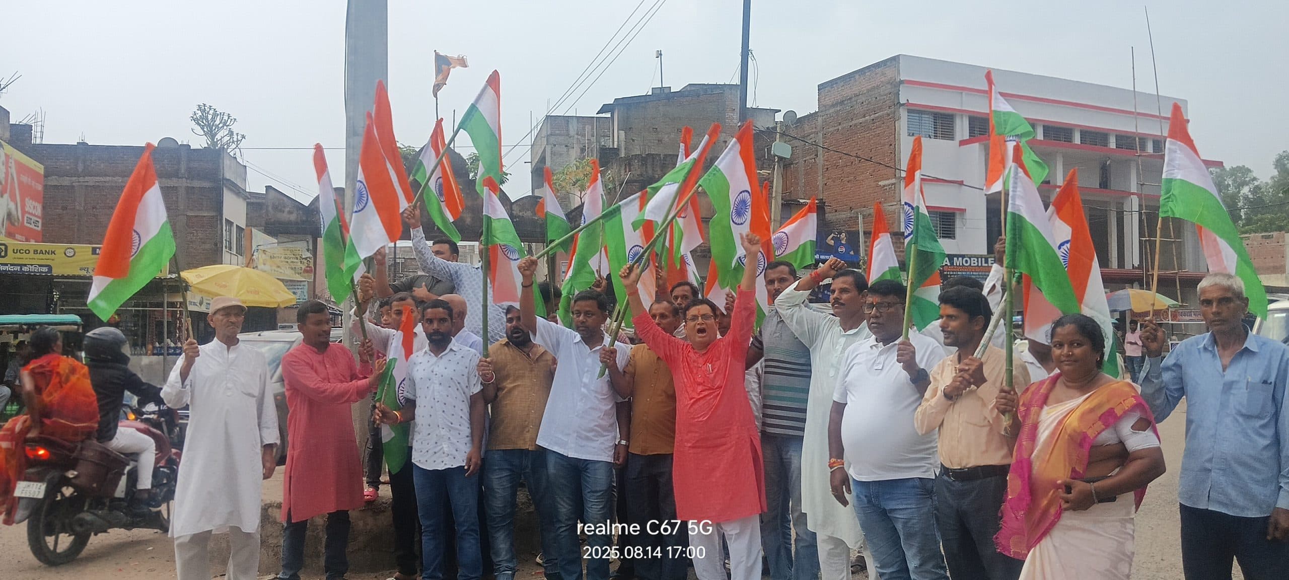 एनडीए कार्यकर्ताओं ने निकाली तिरंगा यात्रा