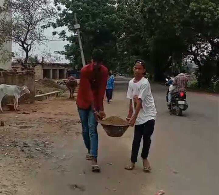 स्वतंत्रता दिवस की तैयारी के लिए बच्चों से ढुलवाया बालू, वीडियो वायरल