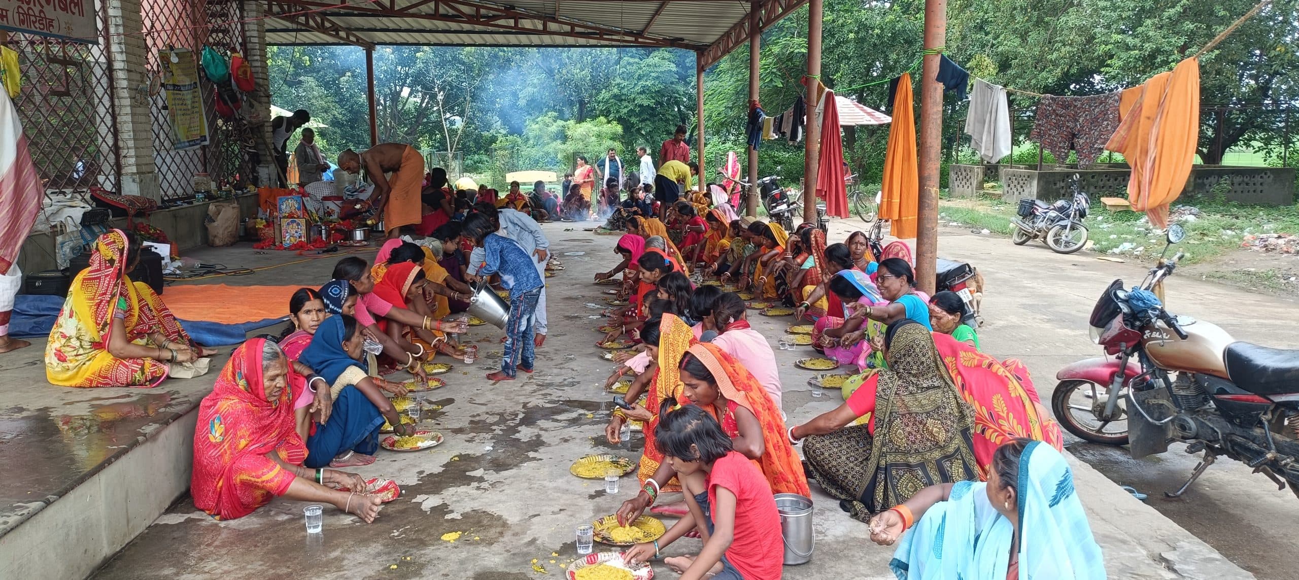 Giridih News :हरिकीर्तन के समापन पर भंडारे का किया गया आयोजन