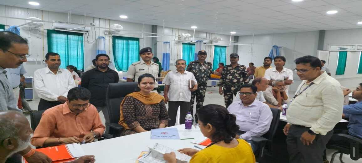 Madhubani News : मेदांता सुपर स्पेशलिटी हेल्थ कैंप में चिकित्सकों ने मरीजों को दिया परामर्श