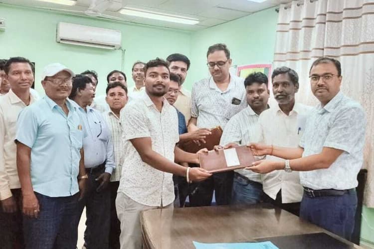 Bokaro News : टीवीएनएल एमडी ने अनुकंपा के तहत चार आश्रितों को सौंपा नियुक्ति पत्र