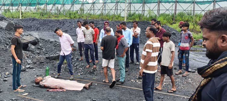 Bokaro News : ट्रेन की चपेट में आने से व्यापारी व दो बैलों की मौत