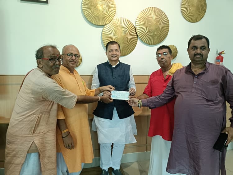 Madhubani News : सांसद ने मंदिर निर्माण के लिए अपने निजी कोष से दिया पांच लाख