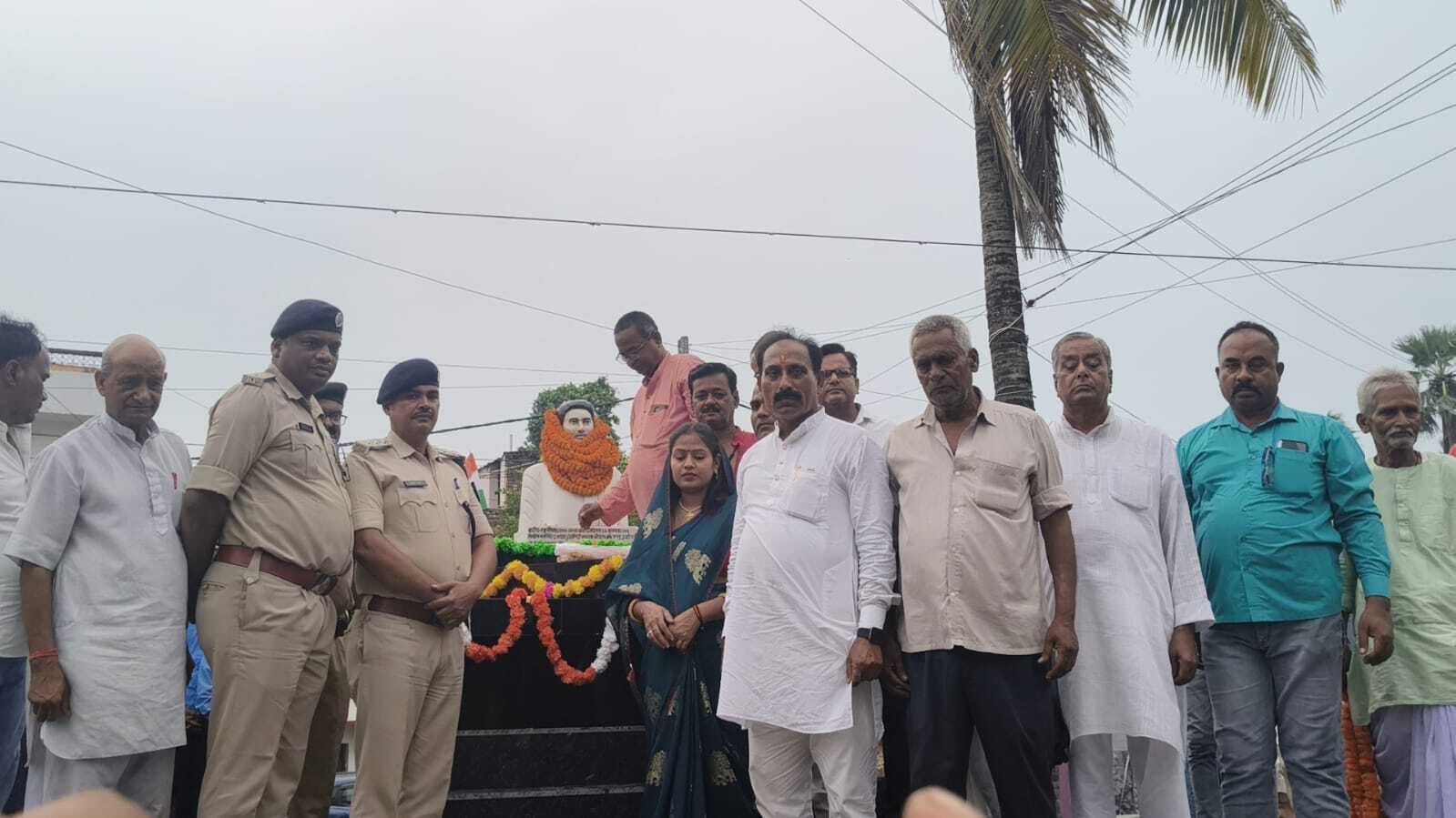 Madhubani News : शहीद स्मारक पर मनाया शहादत दिवस