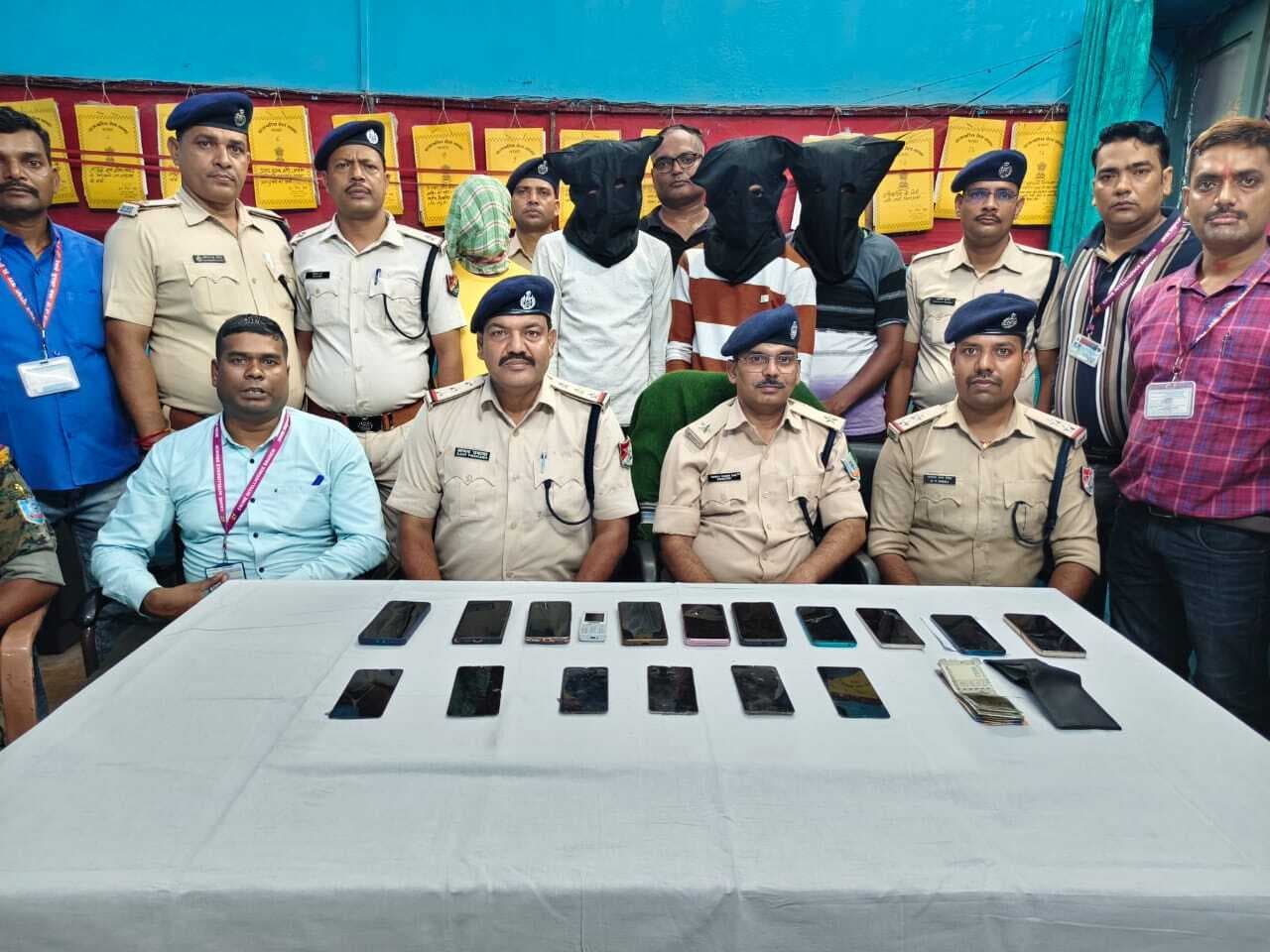 Dhanbad News: मधुपुर-कोडरमा रेलखंड पर मोबाइल चोर गैंग के चार सदस्य पकड़ाये