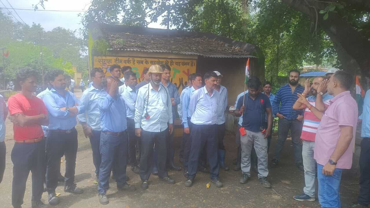 Dhanbad News: संडे-होलीडे ड्यूटी में भेदभाव का विरोध, ठप कराया उत्पादन