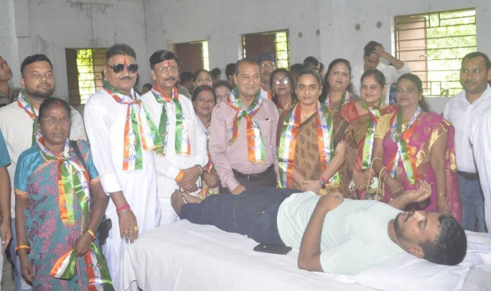 Dhanbad News: आजादी की 79वीं वर्षगांठ पर 79 युवाओं ने किया रक्तदान