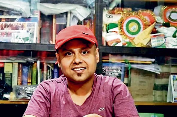 कौस्तव बाग्ची समेत आठ के खिलाफ मामला दर्ज