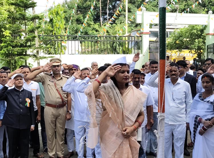 हिसुआ में आन-बान- शान से फहराया तिरंगा