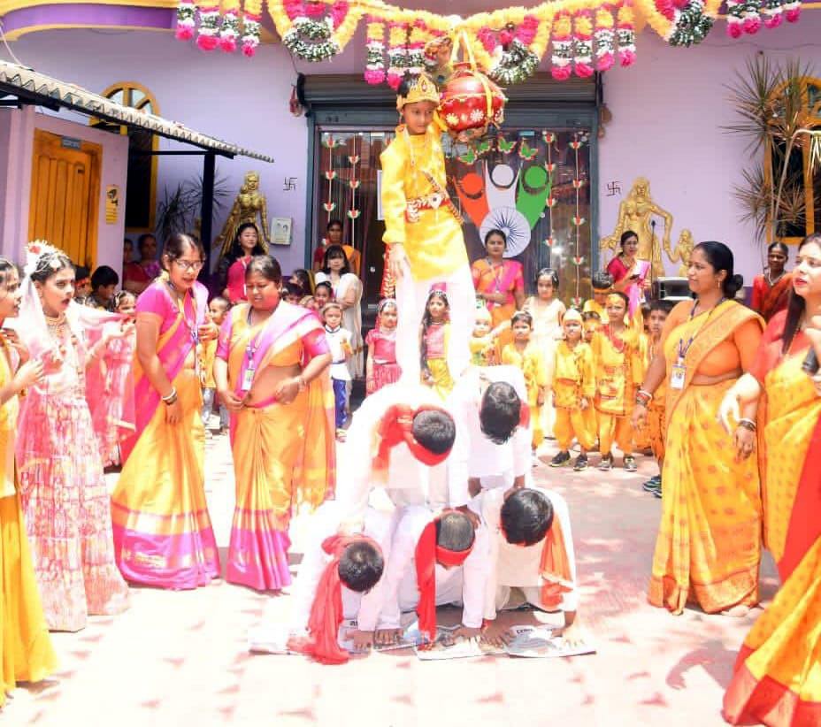 किडज़ी के बच्चों ने पेश की आकर्षक झांकियां, मनाया दही-हांडी उत्सव